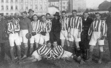 Cracovia (przed meczem z Admirą w Wiedniu, w roku 1920) była pierwszym klubem, który rozegrał zwycię