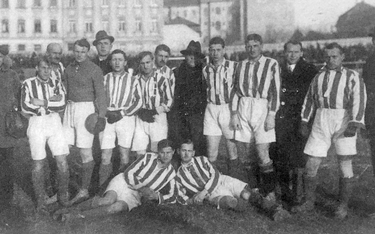 Cracovia (przed meczem z Admirą w Wiedniu, w roku 1920) była pierwszym klubem, który rozegrał zwycię