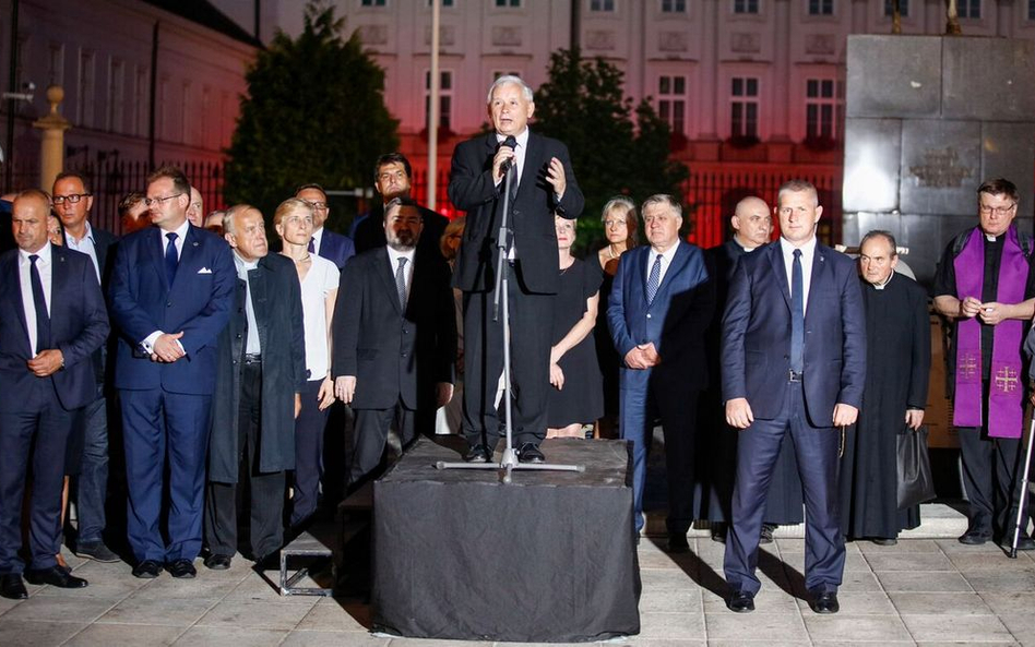 Nieoficjalnie mówi się, że ustalenie podkomisji Macierewicza nie mają już dla Jarosława Kaczyńskiego