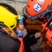 Ratownicy udzielają pomocy Barbarze Nowackiej