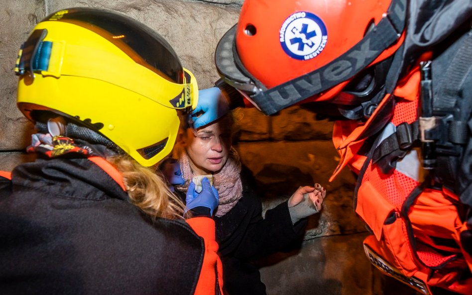 Ratownicy udzielają pomocy Barbarze Nowackiej