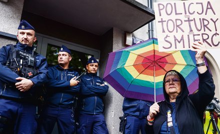 Grzejąc przez wiele dni temat złego potraktowania pani Joanny z Krakowa przez policję, liberalno-lew