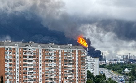 Czarny dym unosi się nad terenem moskiewskiej rafinerii ropy naftowej rosyjskiego producenta ropy Ga