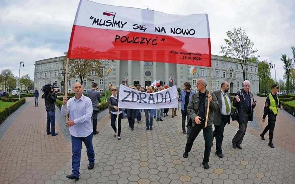 Manifestacja w hołdzie Lechowi Kaczyńskiemu i Annie Walentynowicz zorganizowana przez bydgoski klub 