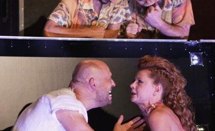 Wolfgang Michalek (Titus), Ewa Skibińska (Tamora), na górze Michał Majnicz i Marcin Pempuś