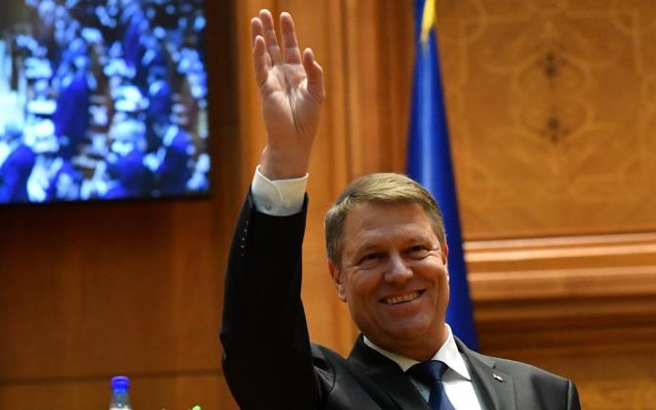 Prezydent Klaus Iohannis stanął przed wyborem: impeachment lub wstrzymanie walki z korupcją.