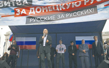 Aleksander Dugin przemawia na wiecu w centrum Moskwy na rzecz ludności Donbasu, Moskwa, 11 czerwca 2