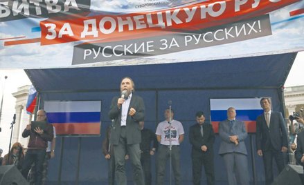 Aleksander Dugin przemawia na wiecu w centrum Moskwy na rzecz ludności Donbasu, Moskwa, 11 czerwca 2
