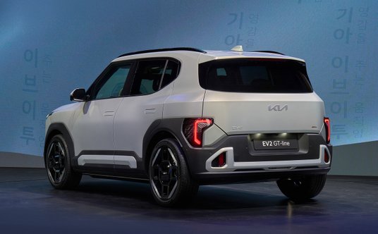 Kia EV2 oferuje dwa warianty akumulatora: 42,2 kWh oraz 61,0 kWh.