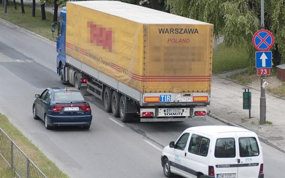Kierowcy przewożący towary niebezpieczne z przepisami na egzamin