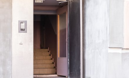 Otwarte drzwi do klatki schodowej ułatwiają dostęp osobom postronnym i powodują straty ciepła