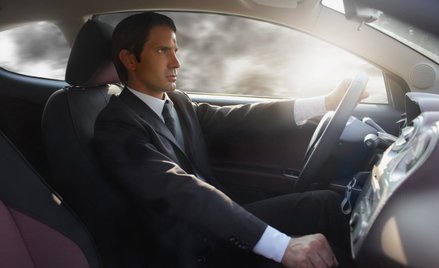 Firmy coraz częściej dają pracownikom auta służbowe