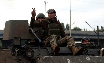 Ukraińscy żołnierze na pojeździe opancerzonym M113 w obwodzie donieckim, 15 lipca 2023 r.