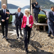 Nad brzegiem jeziora Lugano, od lewej premier Ukrainy Denys Szmyhal, prezydent Szwajcarii Ignazio Ca