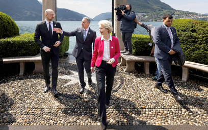 Nad brzegiem jeziora Lugano, od lewej premier Ukrainy Denys Szmyhal, prezydent Szwajcarii Ignazio Ca