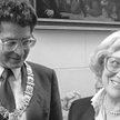 Burmistrz Amsterdamu Ed van Thijn wręcza Idzie Fink Nagrodę Literacką im. Anny Frank, wrzesień 1985 
