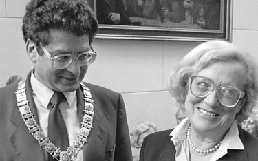 Burmistrz Amsterdamu Ed van Thijn wręcza Idzie Fink Nagrodę Literacką im. Anny Frank, wrzesień 1985 