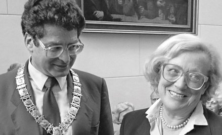 Burmistrz Amsterdamu Ed van Thijn wręcza Idzie Fink Nagrodę Literacką im. Anny Frank, wrzesień 1985 