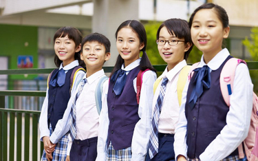 Chiny: Inteligentne mundurki śledzą uczniów na wagarach