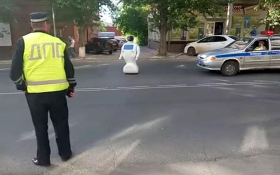 Patrol policji drogowej osaczył ciekawskiego robota