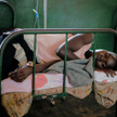 Uganda, pacjentka chora na malarię