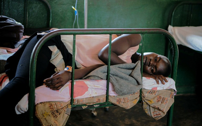 Uganda, pacjentka chora na malarię