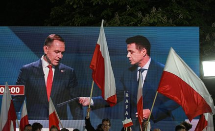 Karol Nawrocki i Rafał Trzaskowski na telebimie przed Woronicza