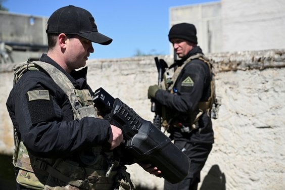Żołnierze USA podczas dnia otwartego dla mediów na poligonie w Hohenfels w Niemczech prezentują broń