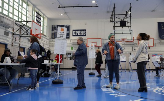 Kolejka w lokalu wyborczym w jednej ze szkół na Manhattanie w Nowym Jorku