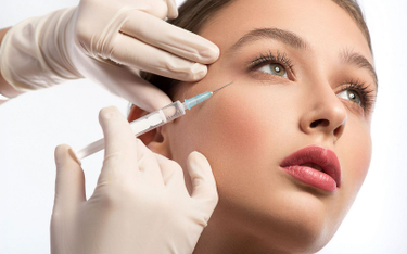 Ryzykowne zabiegi upiększające u kosmetyczek - lekarze i prawnicy chcą regulacji prawnych