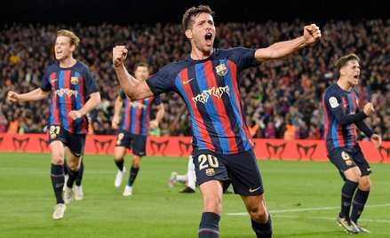 Radość piłkarza Barcelony Sergi Roberto po golu strzelonym Realowi w meczu ligowym. W najbliższą śro