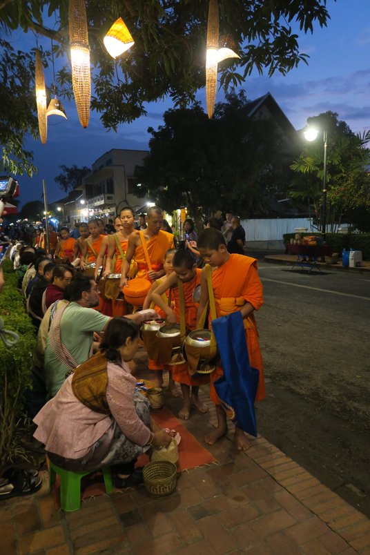 Poranne procesje mnichów wciąż są kultywowane w Laosie. Codziennie przed świtem mnisi wyruszają w ok
