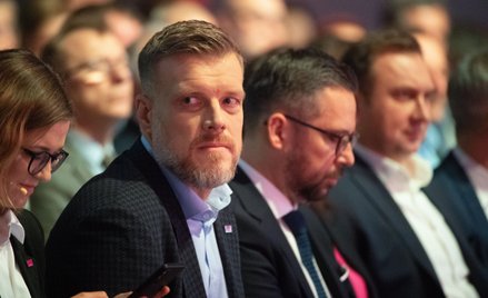 Liderzy lewicy (na zdjęciu Adrian Zandberg z Razem) zbyt daleko jednak od PO odchodzić nie chcą, bo 