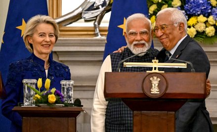 Premier Indii Narendra Modi (w środku) i przewodniczący Rady Europejskiej Antonio Costa (z prawej) o