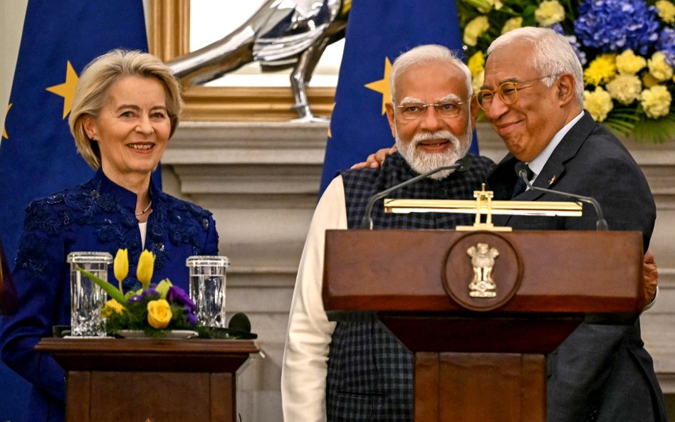 Premier Indii Narendra Modi (w środku) i przewodniczący Rady Europejskiej Antonio Costa (z prawej) o