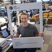 Mark Zuckerberg i jego laptop z zaklejoną kamerką