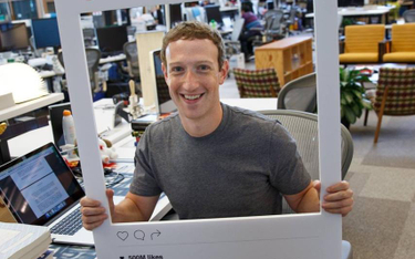 Mark Zuckerberg i jego laptop z zaklejoną kamerką