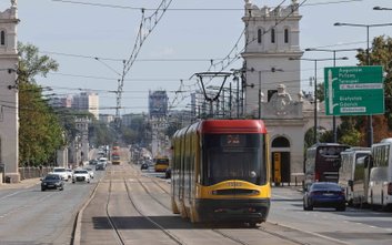 Tramwaje na wiadukcie Mostu Poniatowskiego w Warszawie