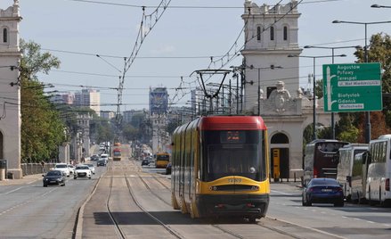 Tramwaje na wiadukcie Mostu Poniatowskiego w Warszawie