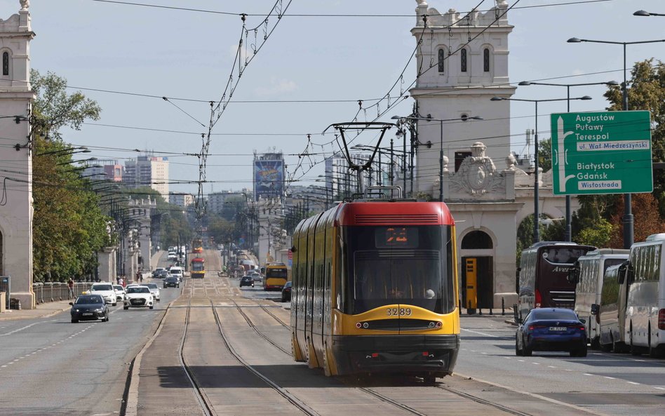 Tramwaje na wiadukcie Mostu Poniatowskiego w Warszawie