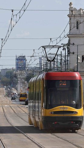 Tramwaje na wiadukcie Mostu Poniatowskiego w Warszawie