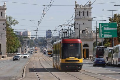Tramwaje na wiadukcie Mostu Poniatowskiego w Warszawie