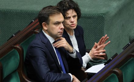 Minister finansów Andrzej Domański (L) oraz podsekretarz stanu w MF Hanna Majszczyk (P)