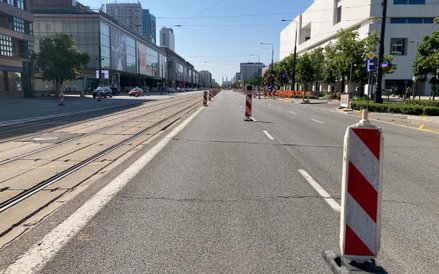 Widok na Marszałkowską z perspektywy zwężonego pasa ruchu dla samochodów