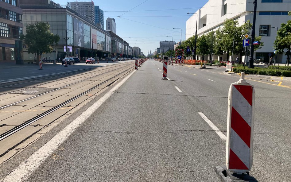 Widok na Marszałkowską z perspektywy zwężonego pasa ruchu dla samochodów