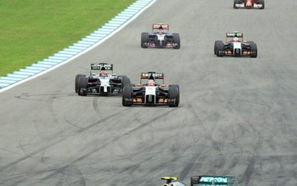 Nico Rosberg i jego mercedes na czele wyścigu o Grand Prix Niemiec