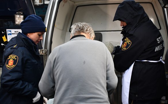 Patrole straży miejskiej docierają do potrzebujących z transportem gorącej zupy