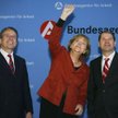 Od lewej Frank Juergen Weise, prezes Federalnej Agencji Zatrudnienia z kanclerz Angelą Merkel. Liczb