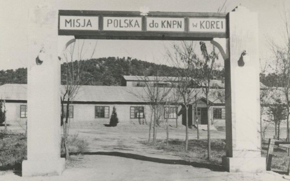 Wjazd do obozu polskiego Misji Pokojowej do KNPN, Panmudżon, 1958