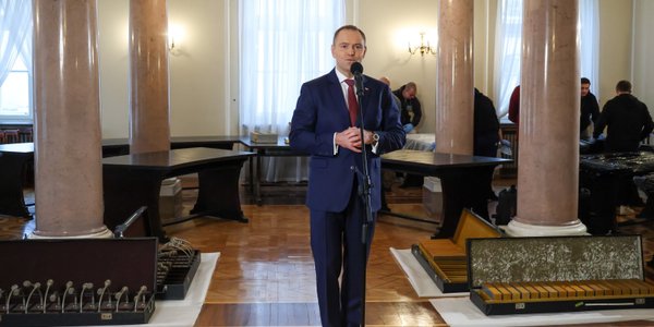 Okrągły Stół znika z Pałacu Prezydenckiego. Nawrocki: Dziś skończył się w Polsce postkomunizm